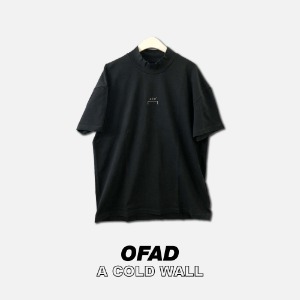A COLD WALL 브라켓 로고 모크넥 티셔츠 블랙
