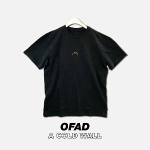 A COLD WALL* 브라켓 로고 반팔 티셔츠 블랙